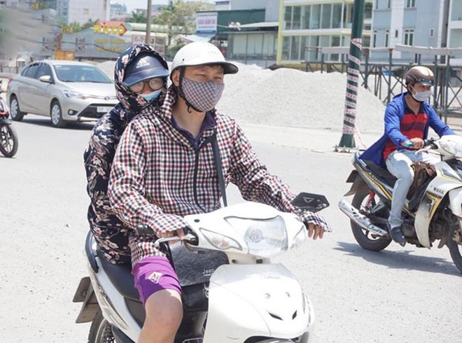 Hà Nội trải qua ngày nắng nóng gắt nhất từ đầu mùa, người dân bịt kín mít khi ra đường